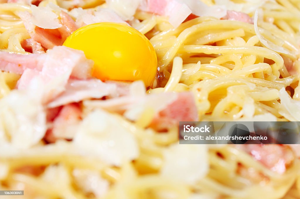 Espaguete à carbonara com ovo e queijo parmesão - Foto de stock de Alimentação Saudável royalty-free