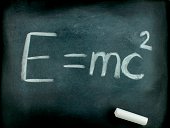 e-mc-albert-einsteins-physische-formel-auf-tafel.jpg?b=1&s=170x170&k=20&c=xgZsaLNRa5Eij3RTPxcdBoFOBijc9VUwlekdBZy6gHs=