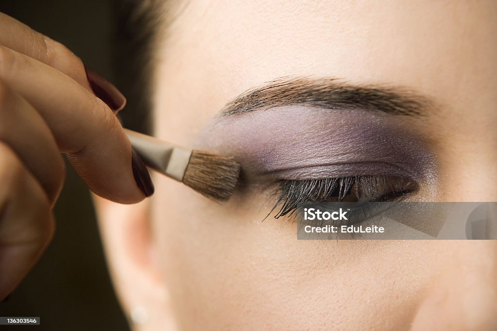 Mano de mujer aplicar maquillaje cepillo para los ojos - Foto de stock de Maquillaje libre de derechos