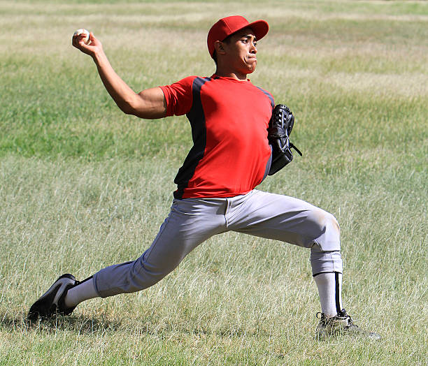 giocatore di baseball getta la palla con forza - pitcher di baseball foto e immagini stock