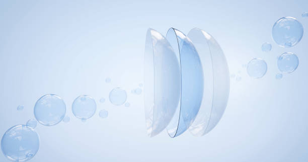 푸른 배경에 기포가있는 물 표면의 콘택트 렌즈. 아이 렌즈 클리닝 솔루션 컨셉, 광학 시력 보정을 위한 의료 기기, 패키지 설계 모형. 사실적인 3d 렌더링 - sclera 뉴스 사진 이미지