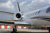 verkehrsflugzeug-wartet-am-flughafen.jpg?b=1&s=170x170&k=20&c=lvRrtL2DECyyZfBlVha4X6xyYBCzr12rvFaNJbljEzw=