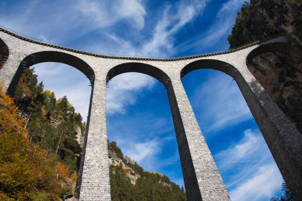 most kolejowy w przyrodzie w pobliżu wiaduktu landwasserviadukt, graubunden, szwajcaria. - travel destinations davos river nature zdjęcia i obrazy z banku zdjęć