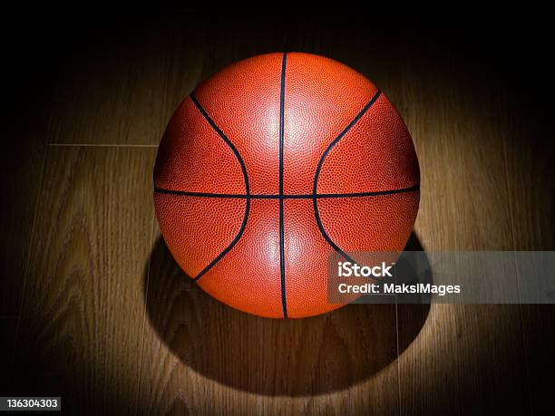 Basket In Palestra Al Piano Terra - Fotografie stock e altre immagini di Arancione - Arancione, Basket, Campo sportivo