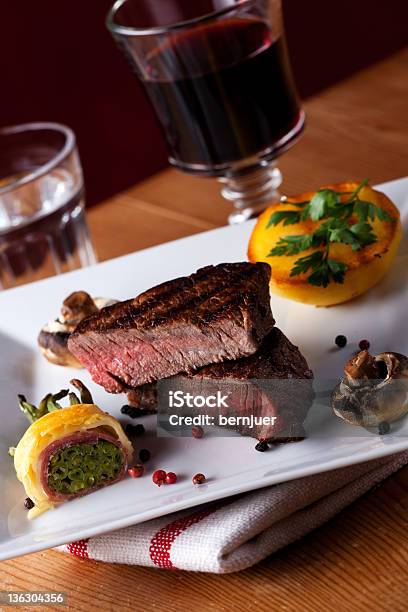 Photo libre de droit de Steak banque d'images et plus d'images libres de droit de Aliment préparé en filet - Aliment préparé en filet, Aliment rôti, Assiette