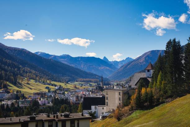 cidade de davos graubunden suíça, entre montanhas alpes durando outono, local do fórum econômico mundial - davos switzerland summer mountain - fotografias e filmes do acervo