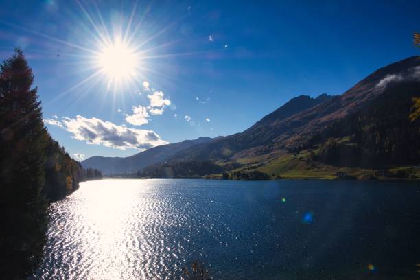 lago de davos com sol e céu azul no lindo dia de outono, dia perfeito para caminhar - davos switzerland summer mountain - fotografias e filmes do acervo