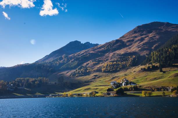 jezioro davos ze słońcem i błękitnym niebem w piękny jesienny dzień, idealny dzień na wędrówkę - world economic forum zdjęcia i obrazy z banku zdjęć
