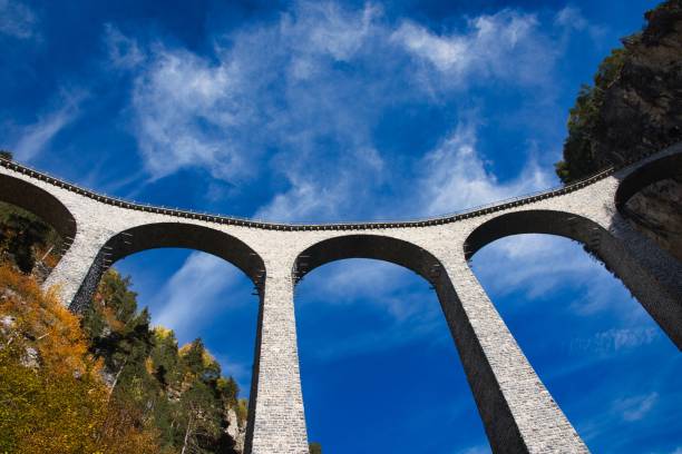 vista espetacular na travessia do trem landwasser viaduto landwasserviadukt, graubunden, suíça. - davos switzerland summer mountain - fotografias e filmes do acervo