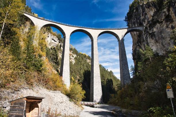 przejazd kolejowy landwasser viaduct landwasserviadukt, graubunden, szwajcaria, widok z doliny do mostu - travel destinations davos river nature zdjęcia i obrazy z banku zdjęć