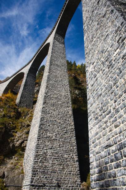 spektakularny widok na przejazd kolejowy landwasser viaduct landwasserviadukt, graubunden, szwajcaria. - travel destinations davos river nature zdjęcia i obrazy z banku zdjęć