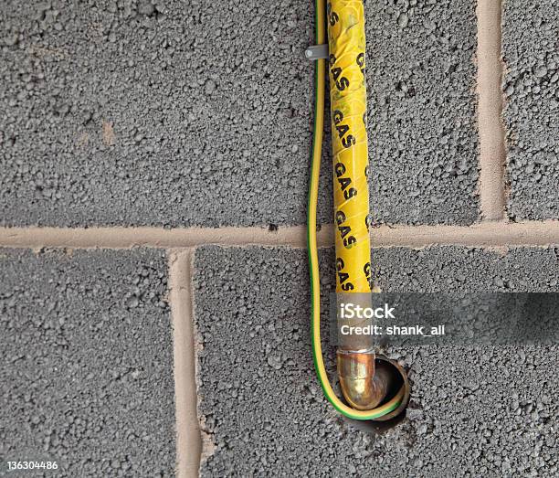 Photo libre de droit de De Chauffage Central Au Gaz Tuyau banque d'images et plus d'images libres de droit de Matériau isolant - Matériau isolant, Tuyauterie en cuivre, Mur