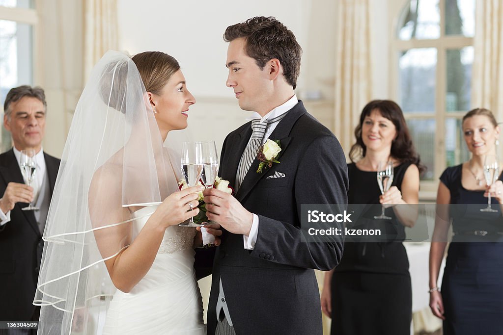 Pareja clinking Copas de bodas - Foto de stock de Acompañantes del novio libre de derechos