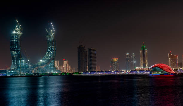 ночной снимок красивый город scape нового города lusail. - middle east highway street night стоковые фото и изображения