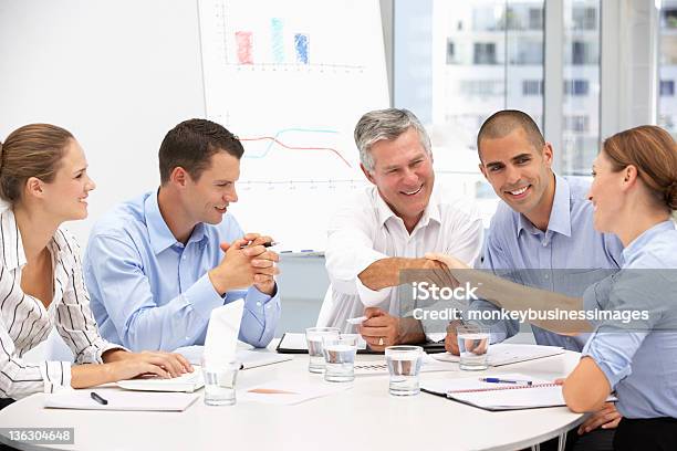 Gente Sentada En Una Mesa Con Periódicos Foto de stock y más banco de imágenes de Tercera edad - Tercera edad, Viejo, Adulto maduro