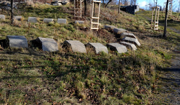 pista de obstáculos playground. saltar sobre arcos de concreto em forma de cobra. com forma em calhas de concreto colocadas de cabeça para baixo em uma fileira em um prado. campo de treinamento militar na colina - pedal bicycle sports training cycling - fotografias e filmes do acervo