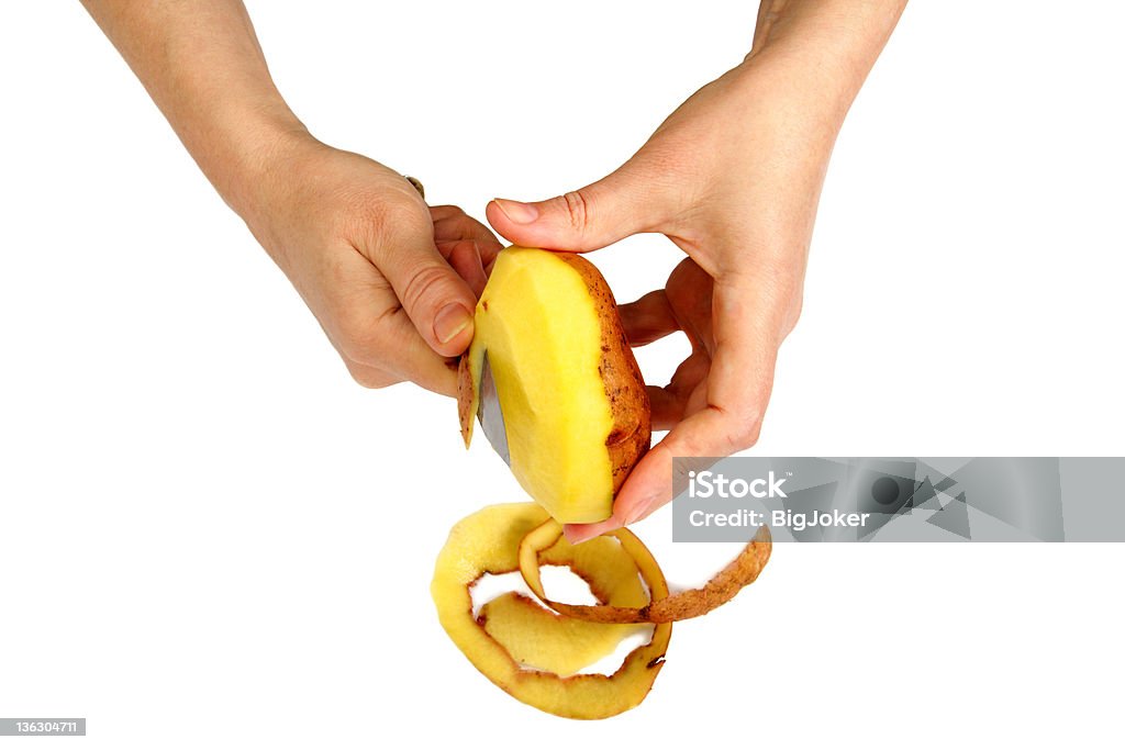 Красивые женские руки прямыми картофель Очищенный (изолированный - Стоковые фото Белый роялти-фри