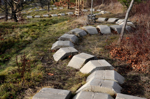 pista de obstáculos playground. saltar sobre arcos de concreto em forma de cobra. com forma em calhas de concreto colocadas de cabeça para baixo em uma fileira em um prado. campo de treinamento militar na colina - pedal bicycle sports training cycling - fotografias e filmes do acervo