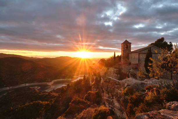 widok na romański kościół santa maria de siurana na klifie o zachodzie słońca, siurana, tarragona, katalonia - romanic zdjęcia i obrazy z banku zdjęć