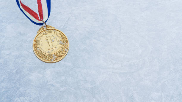 złoty medal na teksturowanej powierzchni lodu w śniegu - udana koncepcja sportów zimowych - medal ice hockey success gold zdjęcia i obrazy z banku zdjęć