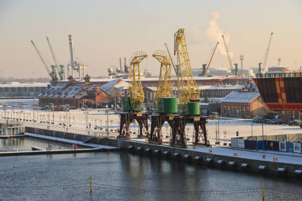 wintry harborscene - industry szczecin europe nautical vessel - fotografias e filmes do acervo
