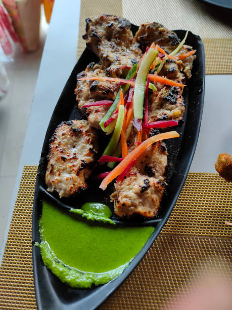 reshmi kabab ist ein berühmter nicht-vegetarischer hühnerkebab, der häufig in indien und pakistan gegessen wird - nonvegetarian stock-fotos und bilder