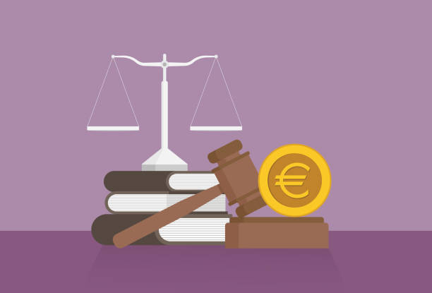 keseimbangan lengan yang sama, buku, palu, dan koin euro di atas meja - neraca timbangan ilustrasi ilustrasi stok