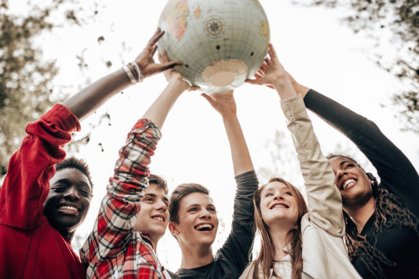 amigos multiraciais com o globo no parque - adolescence teenager globe map - fotografias e filmes do acervo