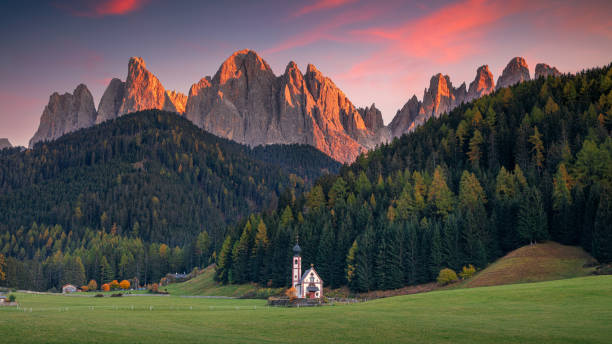 otoño en alpes. - italian chapel fotografías e imágenes de stock