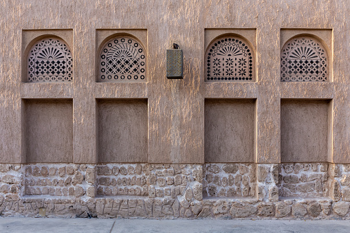 Portales de ventanas de estilo árabe en pared de piedra con adornos, arquitectura árabe tradicional, Al Fahidi, Dubai, Emiratos Árabes Unidos. photo