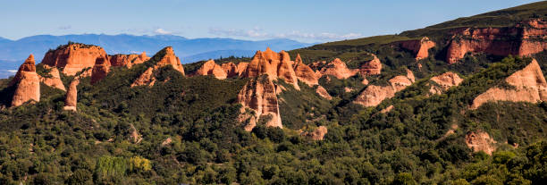Panoramica of Las Médulas, collapsed mountains in the old Roman gold mine. El Bierzo Panoramica of Las Médulas, collapsed mountains in the old Roman gold mine. El Bierzo. 
Amazing Red Mountains Eroded by the Force of Water for Gold Mining in Roman Times beautiful landscape in las medulas leon spain stock pictures, royalty-free photos & images