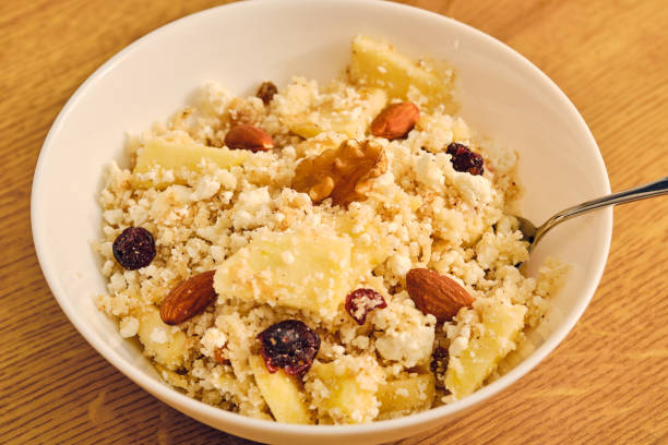 ボウルの甘いクスクス - oatmeal porridge dried fruit bowl ストックフォトと画像