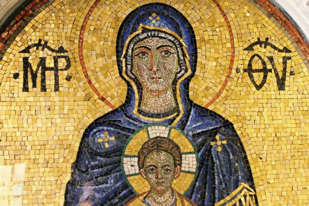 mosaico mostrando virgem maria e jesus cristo dentro de uma igreja ortodoxa cristã. - greek bible - fotografias e filmes do acervo
