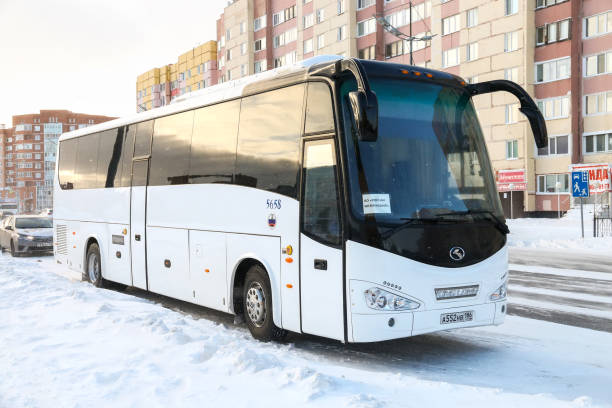 kinglong xmq6172c - snow car winter road photos et images de collection