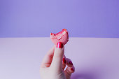 feminine-hand-mit-gebissenem-macaron-des