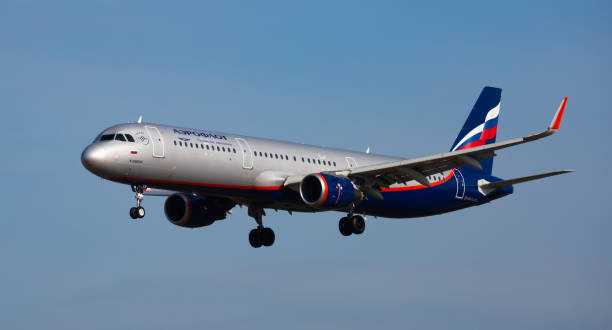 barcelone, el prat - 26 janvier 2020 : un avion de la compagnie aérienne aeroflot atterrit dans un aéroport el prat de barcelone - aeroflot photos et images de collection