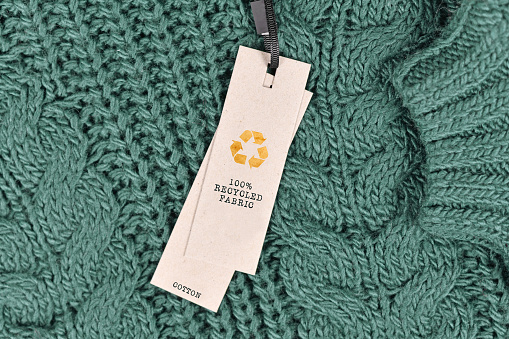 Tejido de algodón con etiqueta que dice 'Tejido 100% reciclado' photo