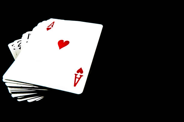 deck of cards s’est répandu - ace of hearts photos et images de collection