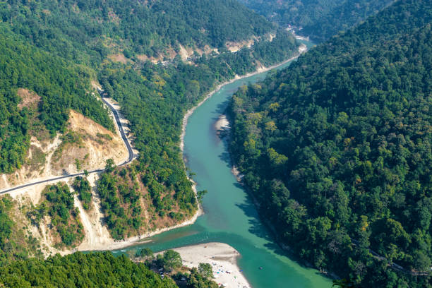 beau paysage de triveni sangam (confluence de la rivière teesta et rangit) pris de lover’s point, darjeeling, bengale occidental, inde. - point de pression photos et images de collection