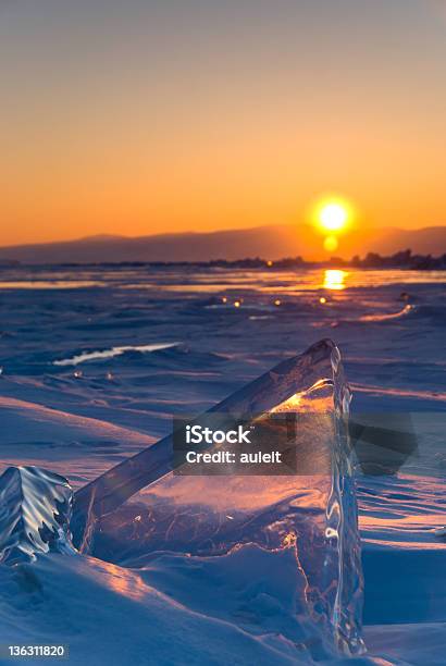 Foto de Pedaço De Gelo No Lago Congelado Baikal No Pôrdosol e mais fotos de stock de Azul