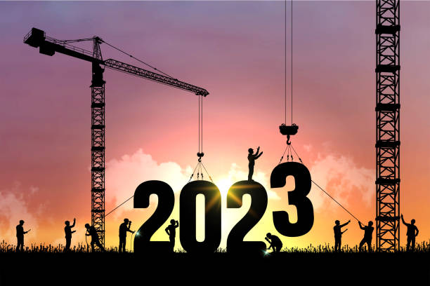 illustrations, cliparts, dessins animés et icônes de silhouette vectorielle noire d’un ouvrier de la construction avec grue et ciel pour la préparation de la fête du nouvel an 2023 et le changement de nouvelles affaires. ingénieur homme d’affaires à la recherche d’un plan 2023 sur un chantier. - un seul homme dâge moyen