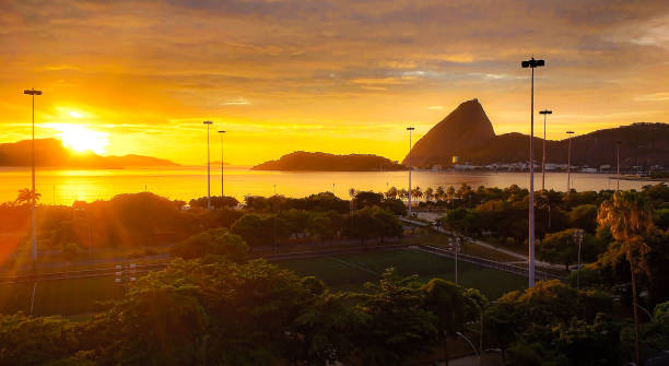 beau lever de soleil de rio de janeiro, brésil - parc flamengo photos et images de collection