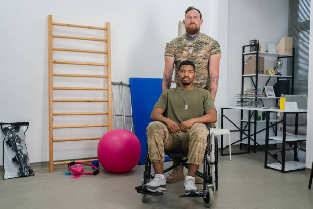 reduce di guerra disabile noi marine soldato in sedia a rotelle - men male military beautiful foto e immagini stock