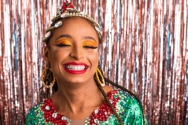 wesoła czarna kobieta w stroju karnawałowym na brazylijskiej imprezie z modnym makijażem - costume expressing positivity cheerful close up zdjęcia i obrazy z banku zdjęć
