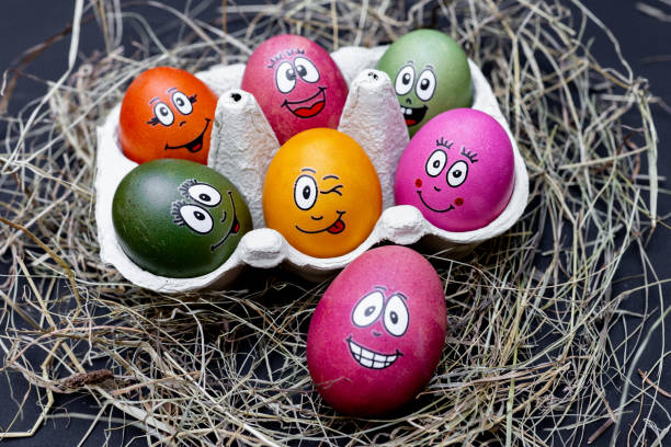 uova di pasqua divertenti con la faccia in una scatola di uova - funny eggs foto e immagini stock