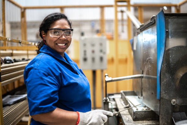 portrait d’une femme adulte travaillant dans une usine/industrie - ouvrier à la chaîne photos et images de collection