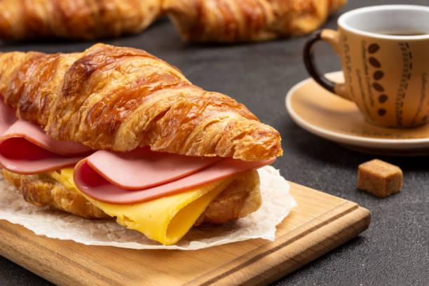 croissant com presunto e queijo. - healthy eating pasta flour food - fotografias e filmes do acervo