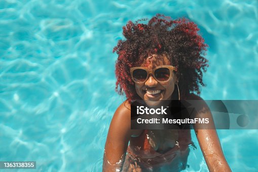 istock Young woman on vacation in the pool 1363138355