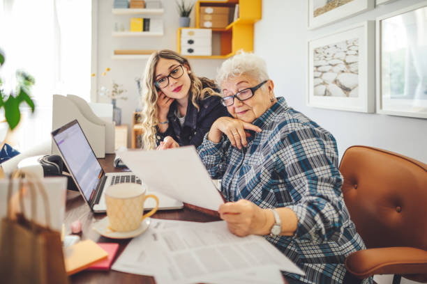 tempo da despesa da avó com sua neta - tax tax form finance small business - fotografias e filmes do acervo