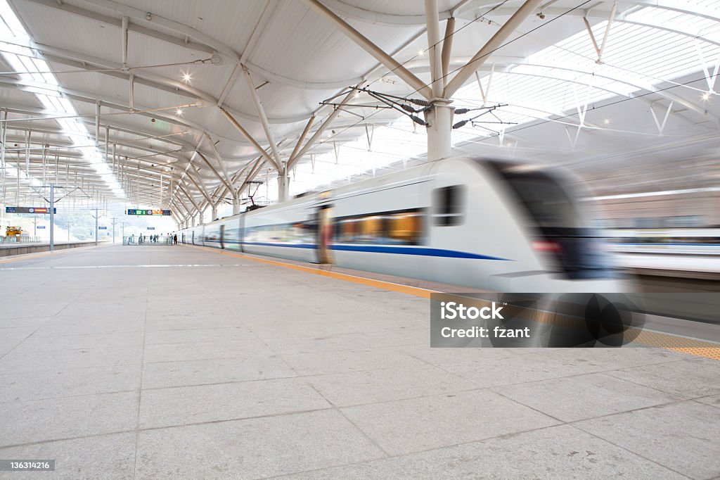 Rapido passaggio del treno ad alta velocità con sfocatura di movimento. - Foto stock royalty-free di Ambientazione interna
